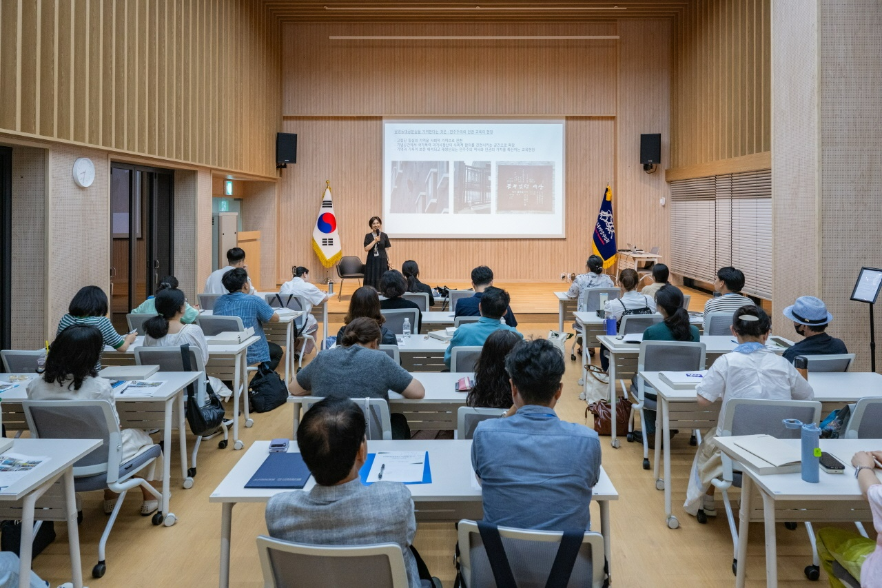 6월 19일, 민주화운동기념관에서 열린 시민강좌 '남영야학'에서 이현주 박종철센터 센터장이 '남영동 대공분실에서 박종철을 만나다'를 주제로 강연을 하고 있다.